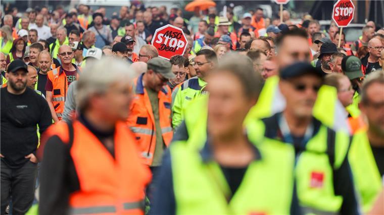 Hafenarbeiter demonstrieren für eine bessere Bezahlung. (Archivfoto)