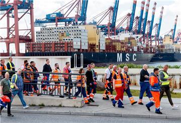 Hafenarbeiter gingen gestern zu einer Streikversammlung. Neben Hamburg waren auch die Häfen Emden, Bremen, Bremerhaven und Wilhelmshaven betroffen.