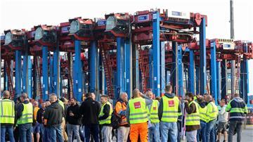 Hafenarbeiter protestieren vor dem Container Terminal.