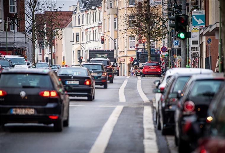 Autos fahren auf der Hafenstraße in Bremerhaven.