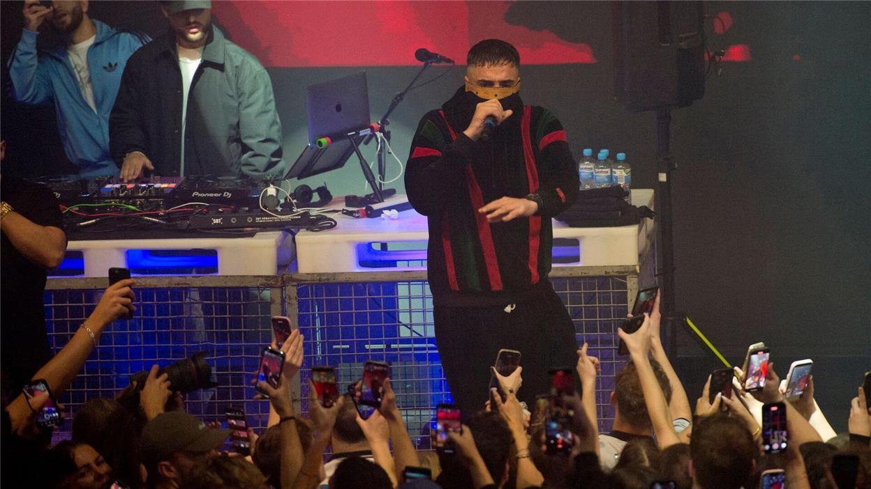 Der Haftbefehl-Hype zwischen „Elends-Porno“ und Star-Kult Haftbefehl spielte am Wochenende sein erstes Konzert nach dem Erscheinen der Netflix-Doku in Osnabrück.