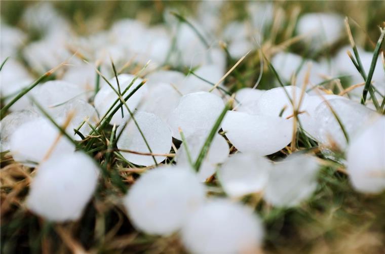 Hagel sorgte auf der A27 bei Neuenwalde für schwierige Straßenverhältnisse.