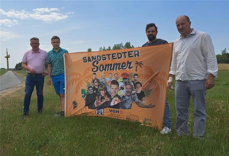 Hagens Bürgermeister Andreas Wittenberg (v.l.), Veranstalter Eike Wittmaier und Sönke Janz sowie Ortsbürgermeister Falko Wahls-Seedorff freuen sich auf den Sandstedter Sommer am 26. August. 