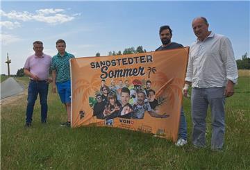 Hagens Bürgermeister Andreas Wittenberg (v.l.), Veranstalter Eike Wittmaier und Sönke Janz sowie Ortsbürgermeister Falko Wahls-Seedorff freuen sich auf den Sandstedter Sommer am 26. August. 