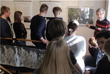 Hagens Historiker Hansdieter Kurth berichtet den Schülern der Hermann-Allmers-Schule von den Geschehnissen beim Todesmarsch vor 75 Jahren.