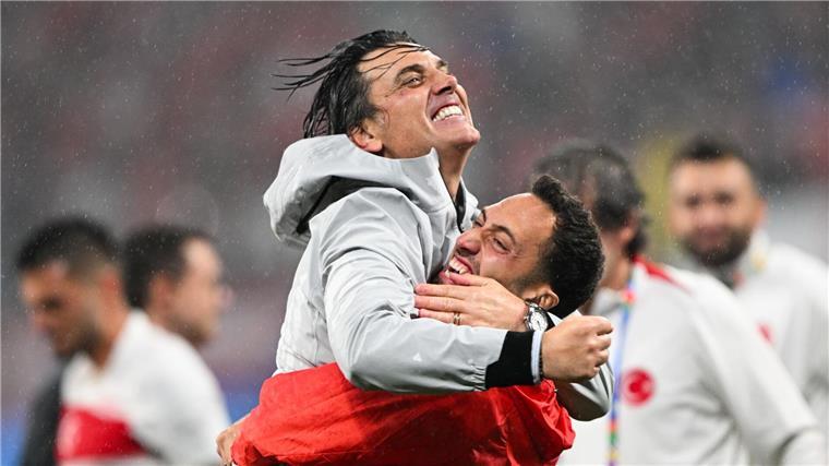 Hakan Calhanoglu (r) freut sich über die Unterstützung der Fans.