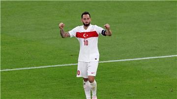 Hakan Calhanoglu sah seine zweite Gelbe Karte im Turnier.