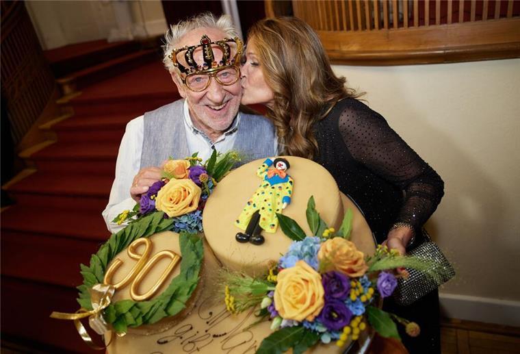 Am Geburtstag: Dieter Hallervorden spielt einen Hypochonder Hallervorden bekam auch eine Torte und einen Kuss von seiner Ehefrau Christiane Zander.