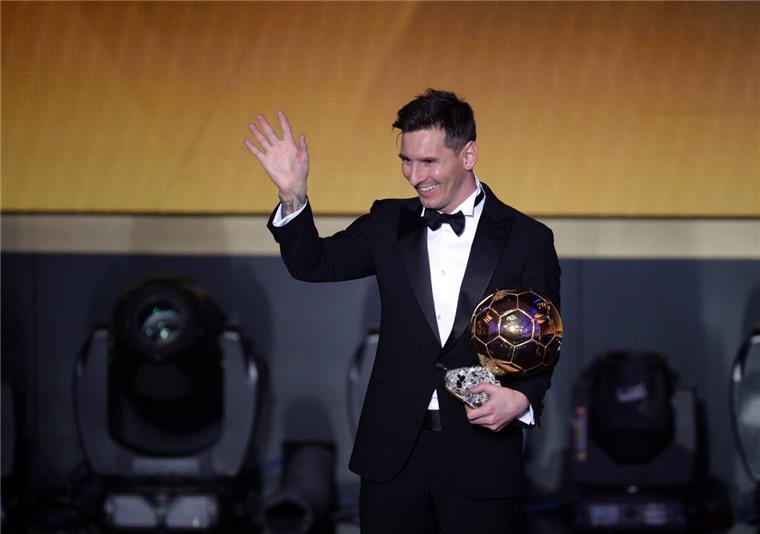 Messi zum Fünften: Barca-Star erneut Weltfußballer des Jahres Hallo, da bin ich wieder: Bereits zum fünften Mal darf sich Barcelonas Fußball-Star Weltfußballer des Jahres nennen. Foto: Seeger/dpa