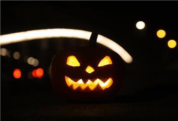 Halloween-Fans aus Bad Bederkesa bereiten sich auf den Abend mit selbstgebastelter Gruseldeko vor. Im Bild: Dutzende Beutel mit Süßigkeiten sind für die jungen Gäste bereits vorbereitet. Foto: Hartmann