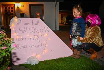 Halloween in der Bürgerpark-Siedlung: Jasmin und Lotti hatten nicht an jeder Haustür Erfolg.