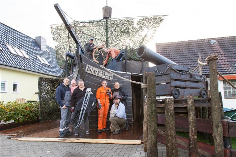 Halloween kann kommen: Die "Black Pearl" ist in Surheide vor Anker gegangen.