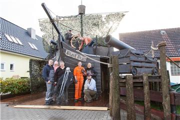 Halloween kann kommen: Die "Black Pearl" ist in Surheide vor Anker gegangen.