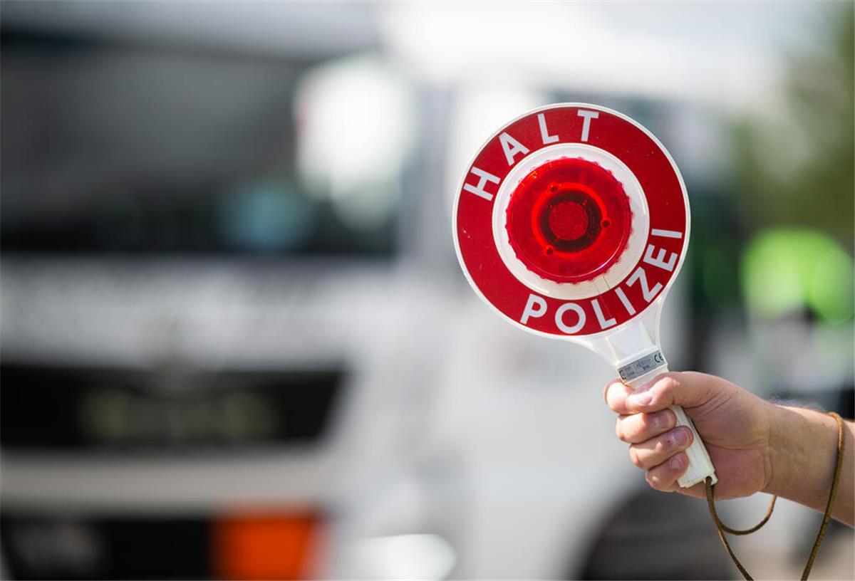 Großkontrolle: Ein Taxi gerät gleich zweimal in die Fänge der Polizei „Halt, Polizei“ hieß es am Freitag für Taxen und Mietwagen.