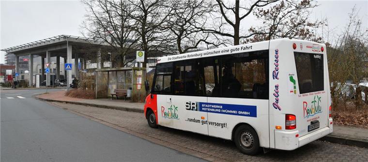 Haltestelle am Rotenburger Diakoniekrankenhaus. Wer direkt vor die Klinik fahren möchte, muss in der Regel den Bürgerbus nehmen. Der aber fährt sonntags gar nicht.