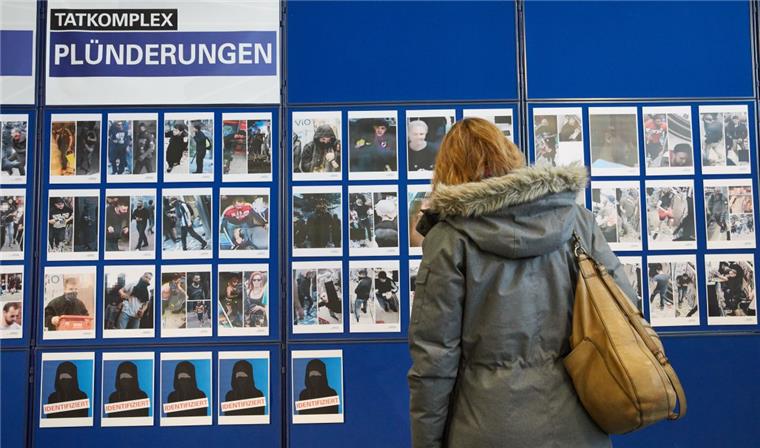 Hamburg: Bei der Pressekonferenz der Soko "Schwarzer Block" zur Fahndung nach mutmaßlichen G20-Gewalttätern wurden Fahndungsbilder der mutmaßlichen Täter ausgestellt.