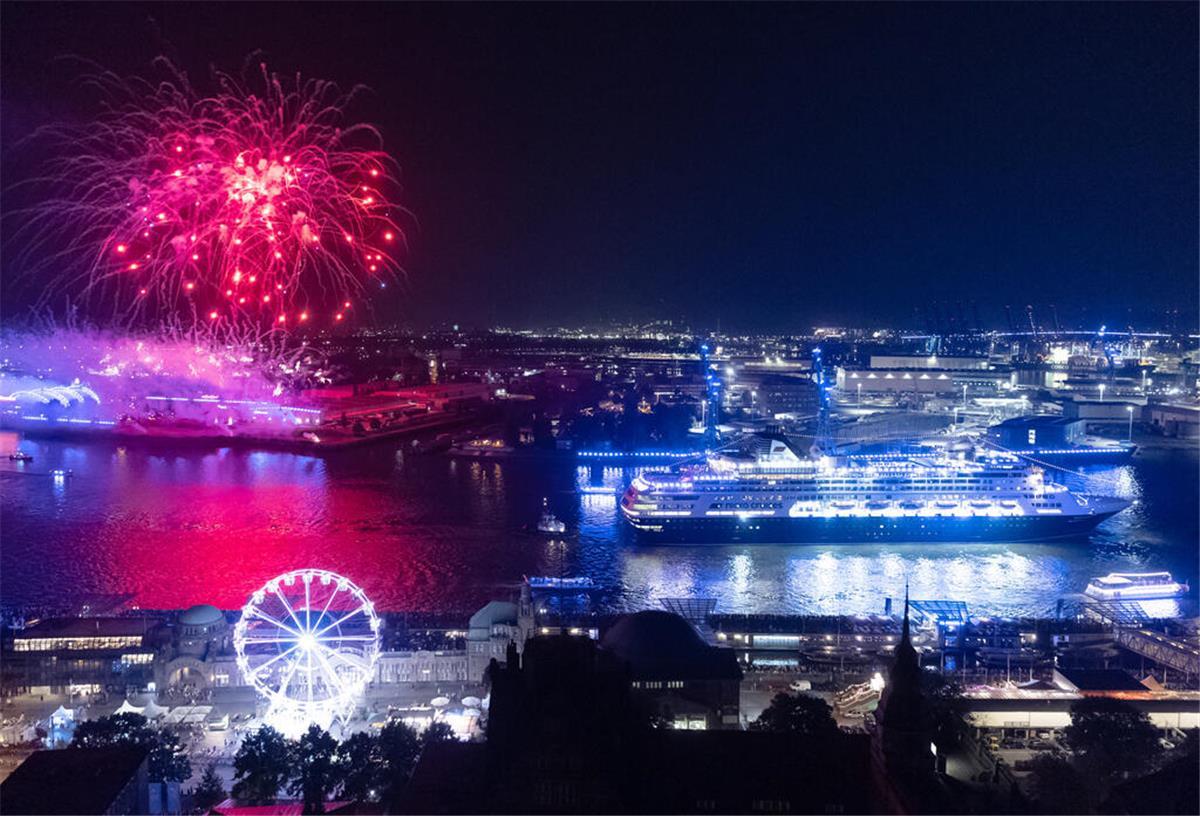  Das Kreuzfahrtschiff «Vasco da Gama» sowie weitere Kreuzfahrtschiffe fahren im Rahmen einer Parade mit Feuerwerk bei den Hamburg Cruise Days auf der Elbe. 