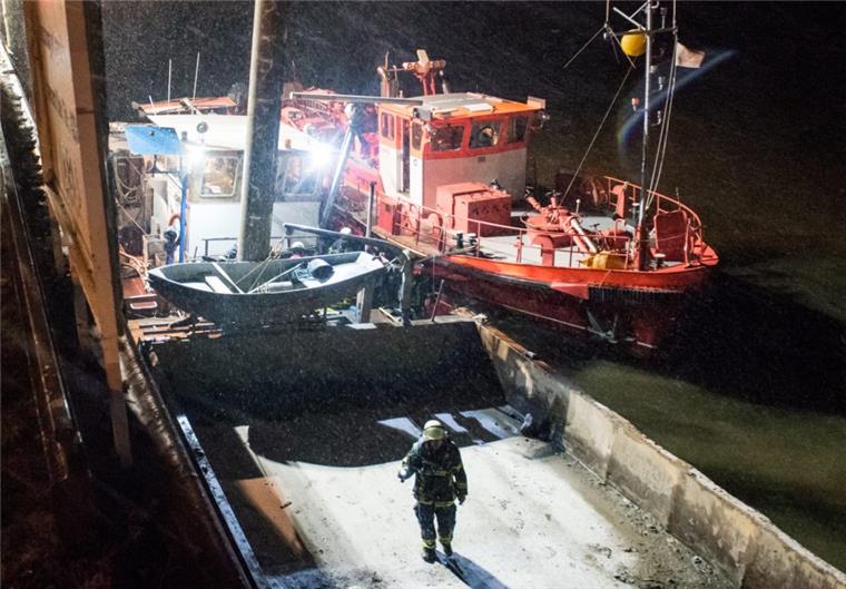 Hamburg: Das Binnenschiff Arie Cornelis liegt im Hafen Oortkaten an der Kaimauer. Das Schiff ist am Abend gegen eine Spundwand gefahren und daraufhin leckgeschlagen. 