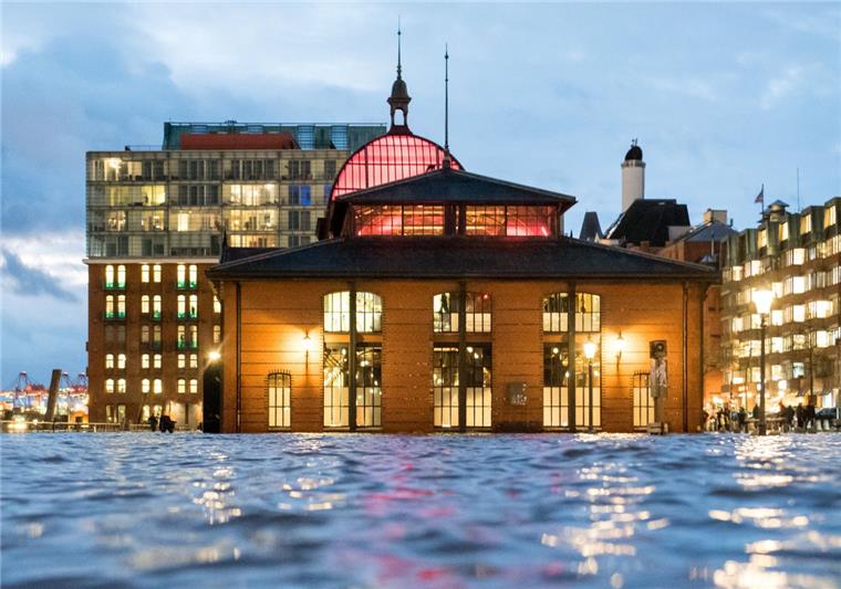Ostseeküste bereitet sich jetzt auf Sturmtief "Benjamin" vor Hamburg: Der Fischmarkt mit der Fischauktionshalle steht unter Wasser. Tief "Benjamin" lässt das Wasser der Elbe über die Ufer treten.