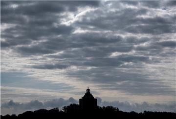 Hamburg, Neuwerk: Wolken hängen über dem Leuchtturm auf der Nordseeinsel.