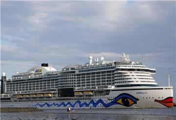  Das Kreuzfahrtschiff "Aidaperla" fährt bei Niedrigwasser auf der Elbe bei Blankenese in Richtung Nordsee. 