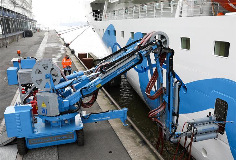 Im Hamburger Hafen wird ein Kreuzfahrtschiff mit Landstrom versorgt. Hamburg will ab 2027 eine neue Landstrom-Pflicht für Kreuzfahrtschiffe im Hafen einführen. Drei Jahre früher, als von der EU vorgeschrieben.