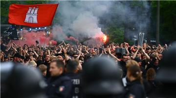 Hamburg will eine Beteiligung der Vereine an den Kosten für Polizeieinsätze bei Fußballspielen der Ersten und Zweiten Bundesliga prüfen.