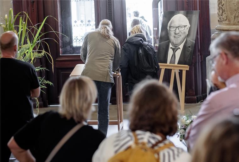 Hamburger tragen sich im Rathaus in ein Kondolenzbuch für den verstorbenen Fußballer Uwe Seeler ein. Seeler starb am Donnerstag (21.07.2022) im Alter von 85 Jahren. 
