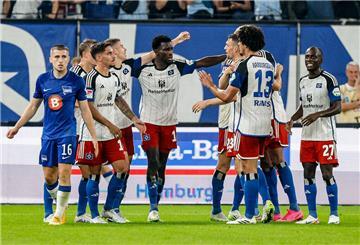 Hamburgs Bakery Jatta (Mitte) feiert mit seinen Teamkollegen einen Treffer.