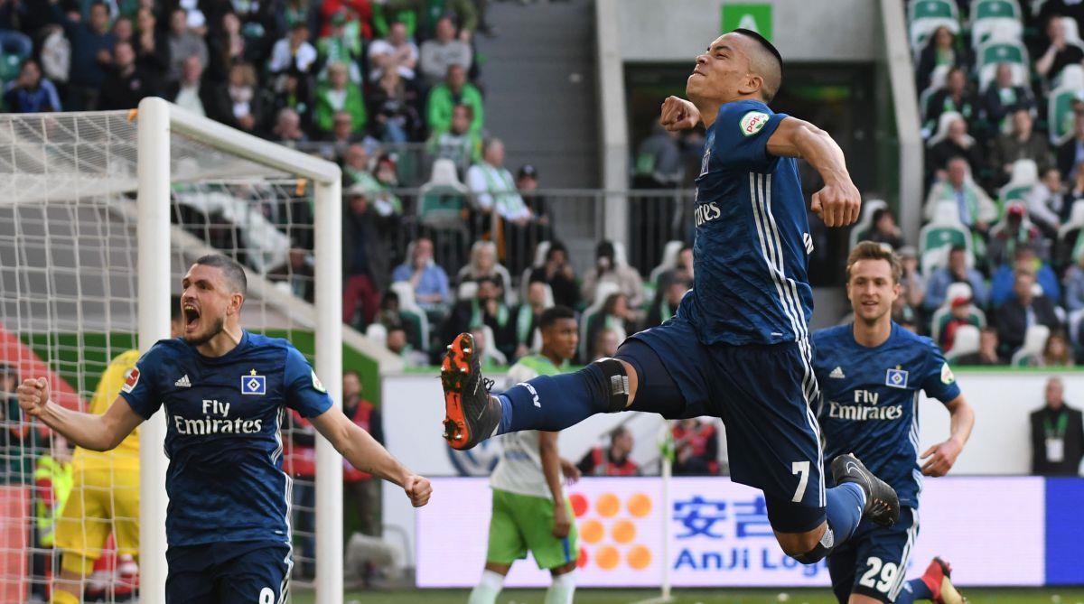 Hamburgs Bobby Wood (2. von links) bejubelt sein Tor zum 0:1 gegen den VfL 