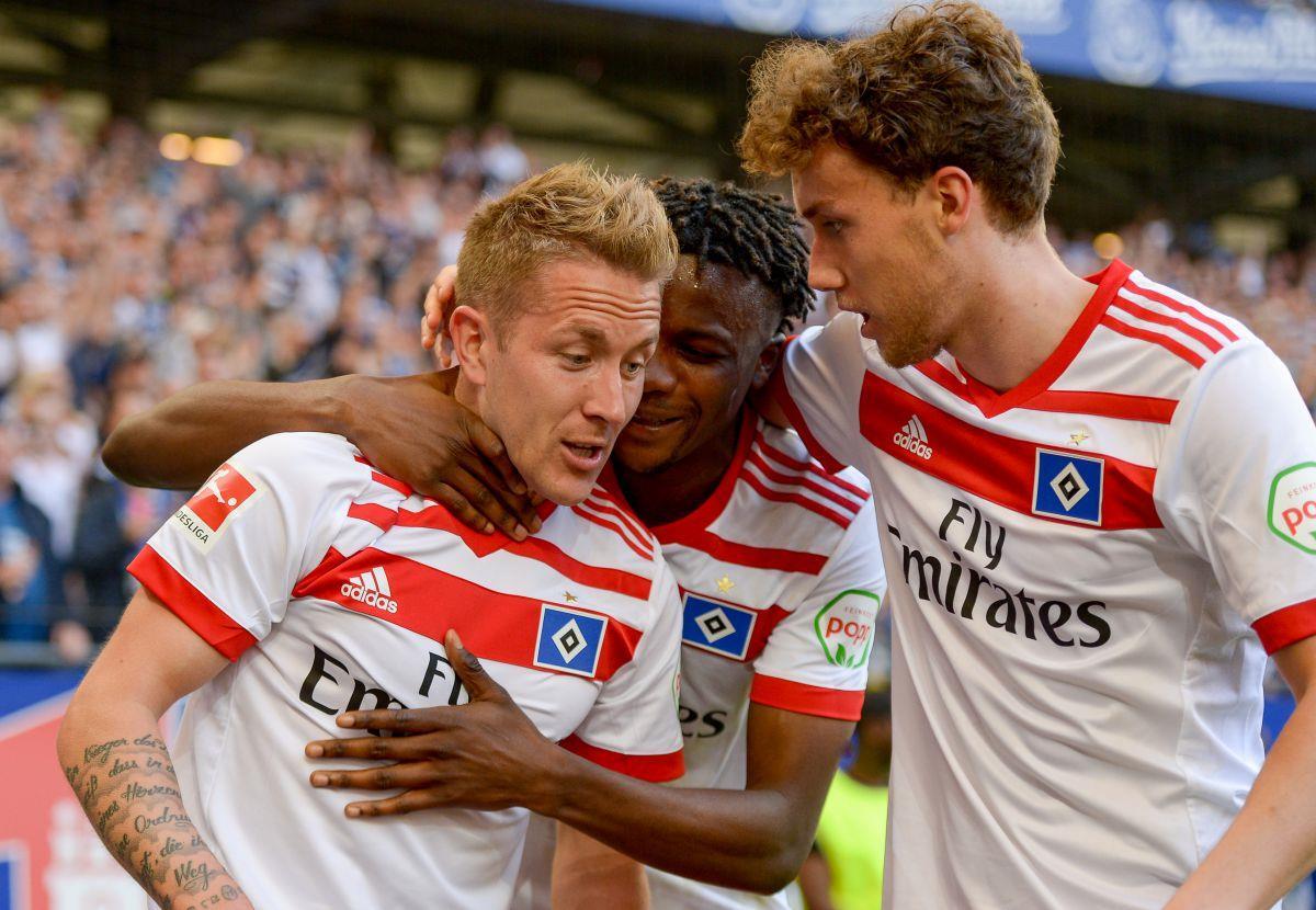 Hamburgs Lewis Holtby (v. l.), Gideon Jung und Luca Waldschmidt feiern den Treffer zum 1:0. 