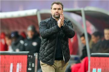Hamburgs neuer Trainer Bernd Hollerbach klatscht Beifall fürs Unentschieden.