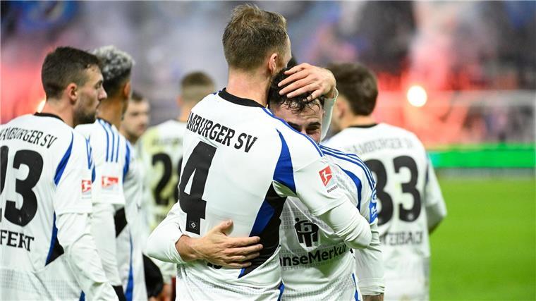 Weiter Krisenmodus: HSV gegen Schalke nur 2:2 Hamburgs Sebastian Schonlau nimmt Marco Richter nach dessen Treffer zum 1:0 in den Arm.