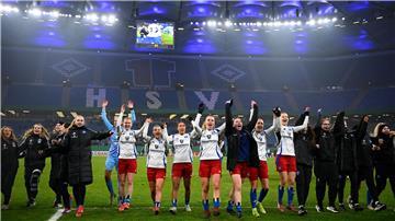 Hamburgs Spielerinnen jubeln nach ihrem 2:0-Erfolg im Viertelfinale vor den eigenen Fans.