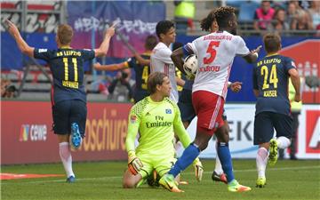 Hamburgs Torwart Rene Adler (Mitte) schaut den jubelnden Leipzigern Timo Werner (links) und Dominik Kaiser (rechts) zu, während diese den Treffer zum 0:2 feiern.