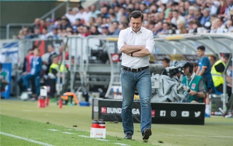 Hamburger SV: Hoffnungen auf Klassenerhalt sinken Hamburgs Trainer Christian Titz sieht man die Abstiegssorgen an.
