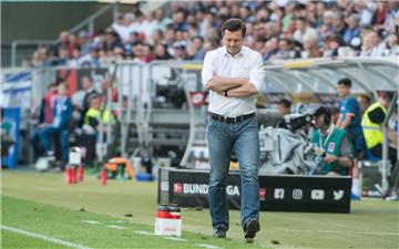 Hamburgs Trainer Christian Titz sieht man die Abstiegssorgen an.