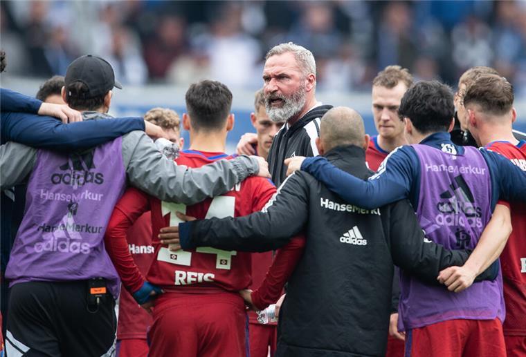 Hamburgs wütender Trainer Tim Walter spricht nach dem Spiel zu seiner Mannschaft.