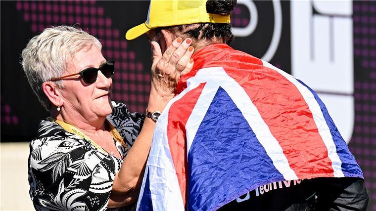 Hamiltons emotionaler Abschied - „Traumszenario“ bei Ferrari Hamilton feiert einen Sieg mit seiner Mutter Carmen Larbalestier.