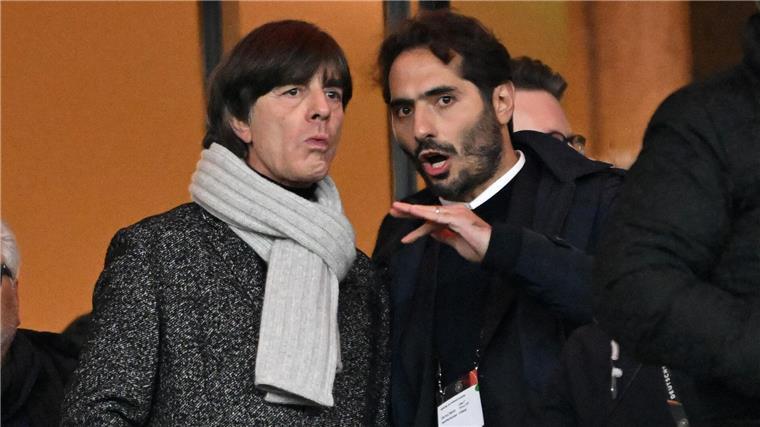 Hamit Altintop (r) sieht keine Auswirkungen der Wolfsgruß-Debatte für die türkische Mannschaft.