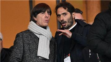 Hamit Altintop (r) sieht keine Auswirkungen der Wolfsgruß-Debatte für die türkische Mannschaft.