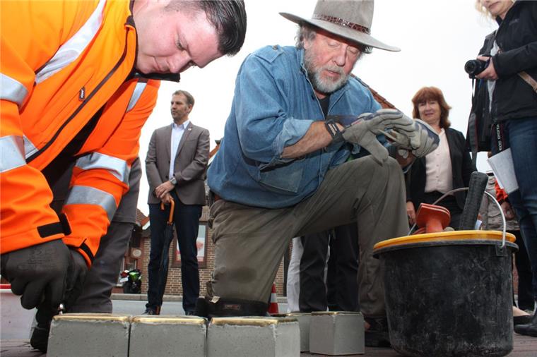 Handarbeit: Künstler Gunter Demnig (rechts) verlegt mit Bauhof-Mitarbeiter Thiemo Blanck (links) die Stolpersteine in Beverstedt.  