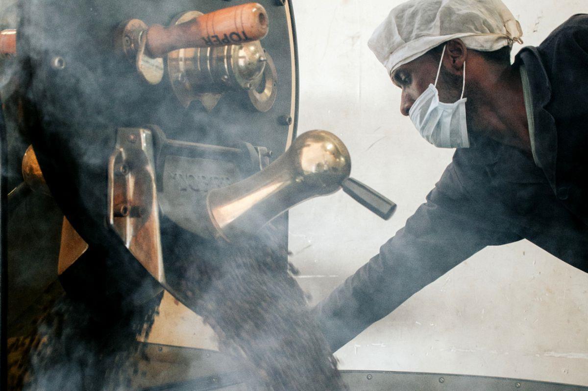 Handarbeit: Solino-Kaffee wird in Chargen-Röstern hergestellt. Der richtige Röstgrad ist eine Frage von Sekunden, erfordert Geschick und ein gutes Auge der Röstmeister.