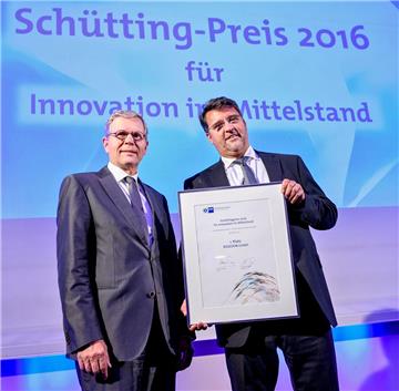 Handelskammer-Präses Harald Emigholz (links) überreichte Biozoon-Chef Matthias Kück den mit 7500 Euro dotierten Preis und eine Urkunde. 