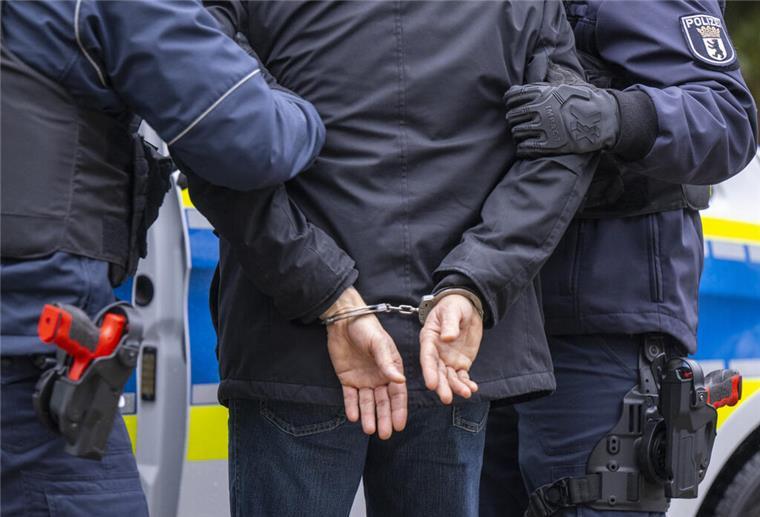 Randalierendes Paar verletzt Polizisten in Bremerhaven Festnahme