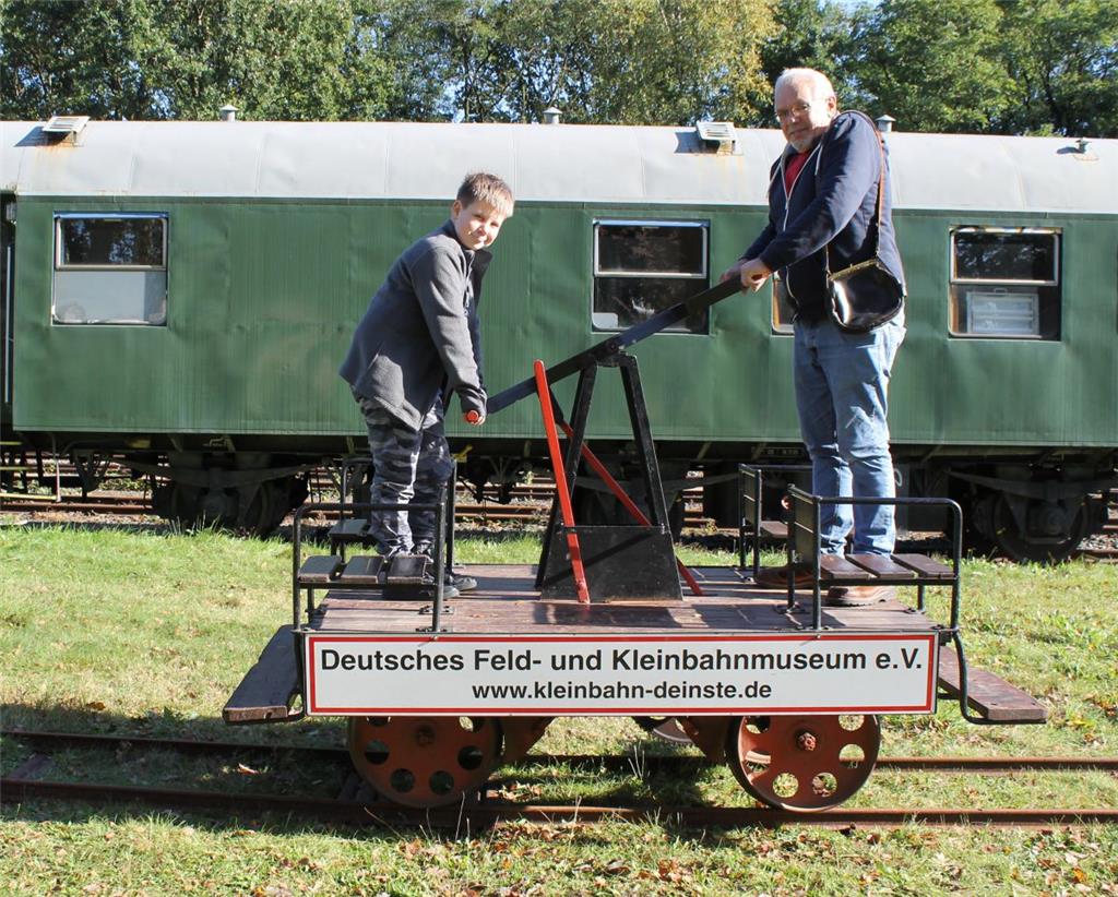 Handhebeln ist angesagt vor dem historischen Bundesbahn-Packwagen.