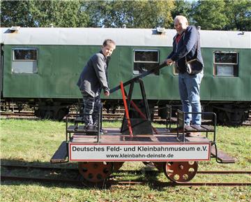 Handhebeln ist angesagt vor dem historischen Bundesbahn-Packwagen.