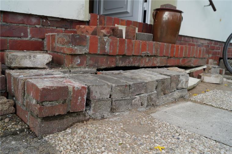 Wesermarsch: Rentnerin zahlt 220 Euro für einen Haufen Murks Handwerker aus Stade haben die untere Stufe der Treppe der Nordenhamerin Hela de Reuter aus der Ostpreußenstraße zerlegt und neu gepflastert. Die Rentnerin habe dem nicht zugestimmt, sagt die 90-Jährige. Sie hat 220 Euro gezahlt.
