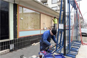 Handwerker haben neue Fensterscheiben eingesetzt. 