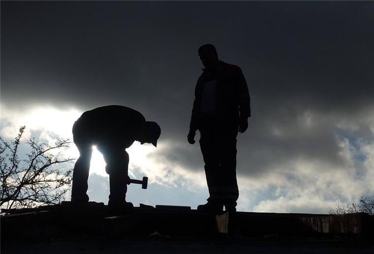 Handwerker sind selten allein auf der Baustelle. Bei einfacheren Arbeiten helfen oft auch Auszubildende. Nicht immer ist deren Arbeitsleistung für Kunden klar ersichtlich, doch für Ausbildungsbetriebe haben sie eine wichtige Funktion.